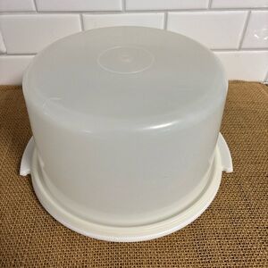 Vintage Tupperware #683-1 #684-1 White  Cake Taker Carrier 9" Two Layer Cake